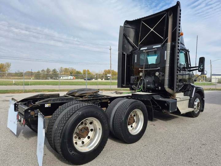 2023 Kenworth T680 Day Cab, exterior photo 5