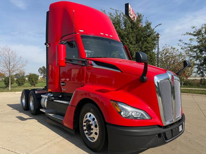 2023 Kenworth T680 Day Cab, exterior photo 1