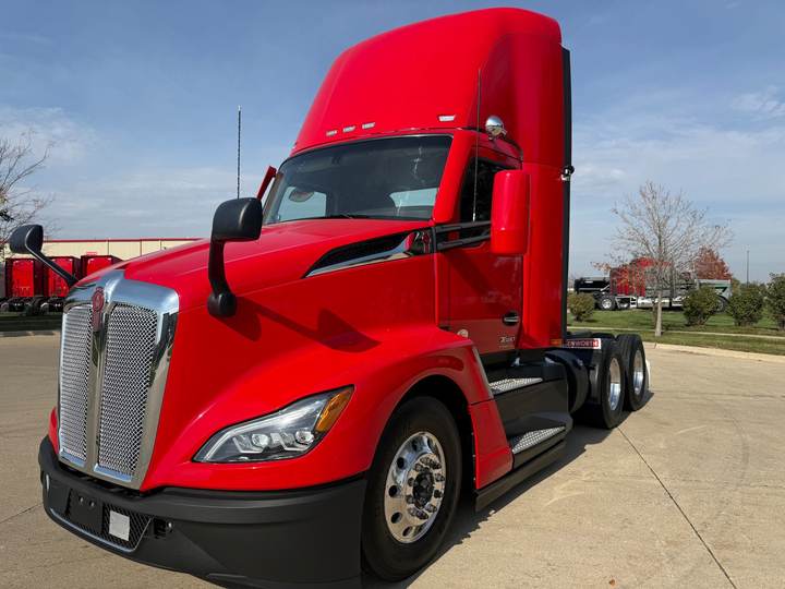 2023 Kenworth T680 Day Cab, exterior photo 2