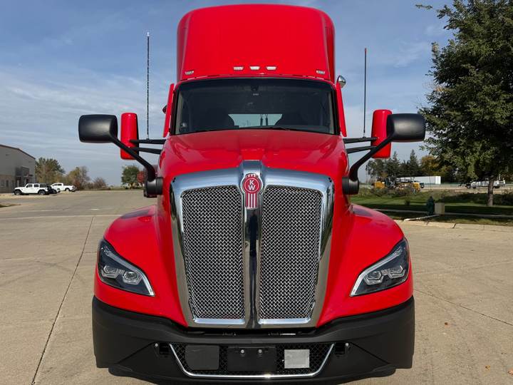2023 Kenworth T680 Day Cab, exterior photo 4