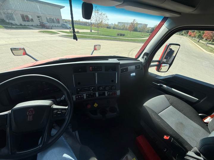 2023 Kenworth T680 Day Cab, interior photo 7