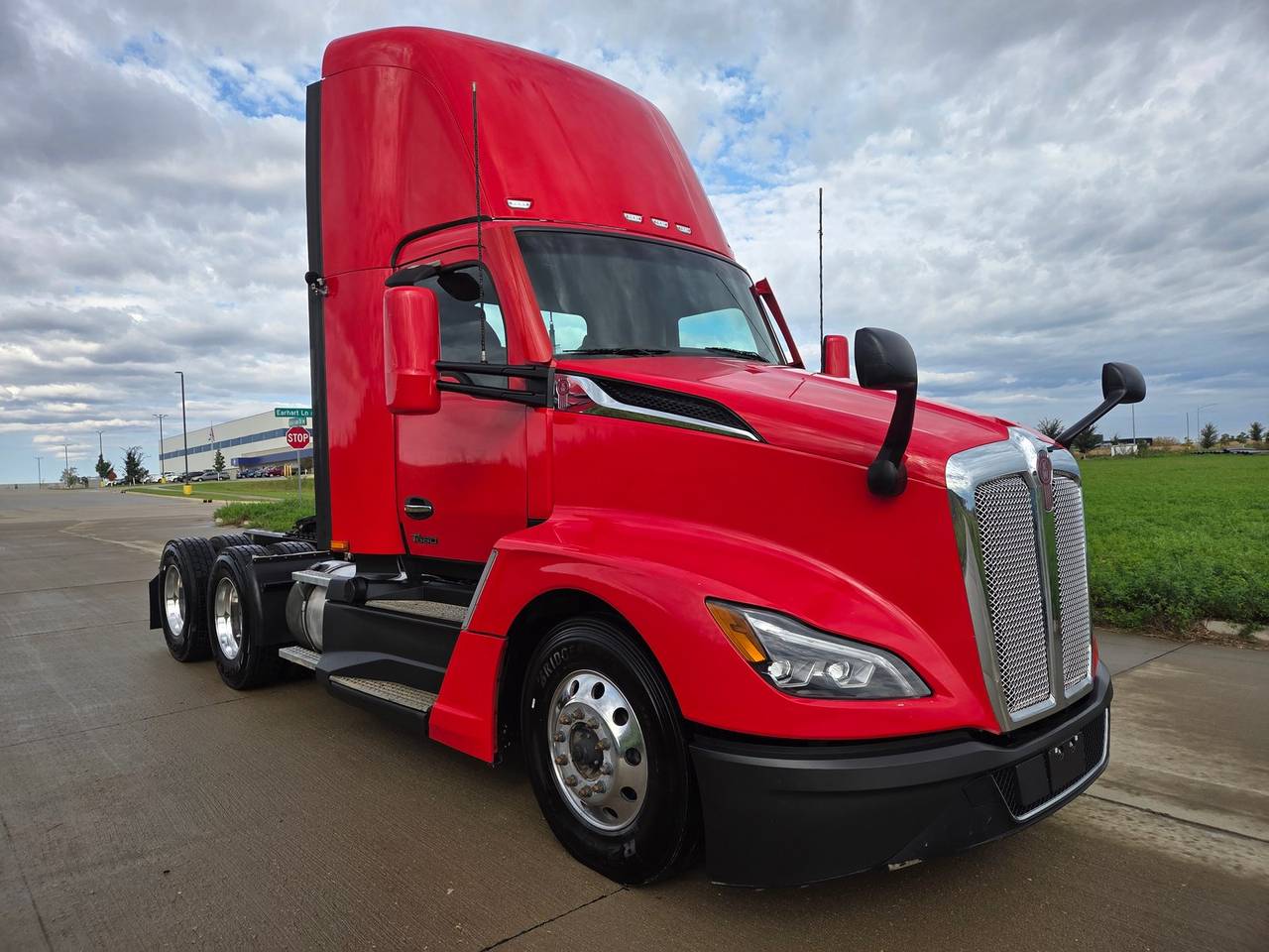 2023 Kenworth T680 Day Cab, exterior photo 1