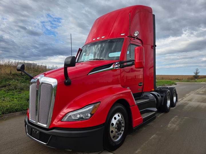 2023 Kenworth T680 Day Cab, exterior photo 2