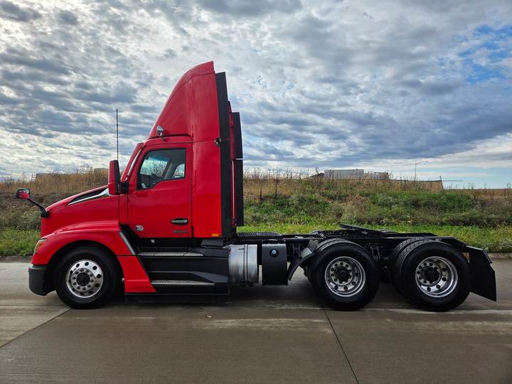 2023 Kenworth T680 Day Cab, exterior photo 4