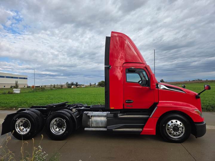 2023 Kenworth T680 Day Cab, exterior photo 5