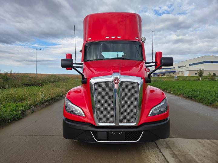 2023 Kenworth T680 Day Cab, exterior photo 6