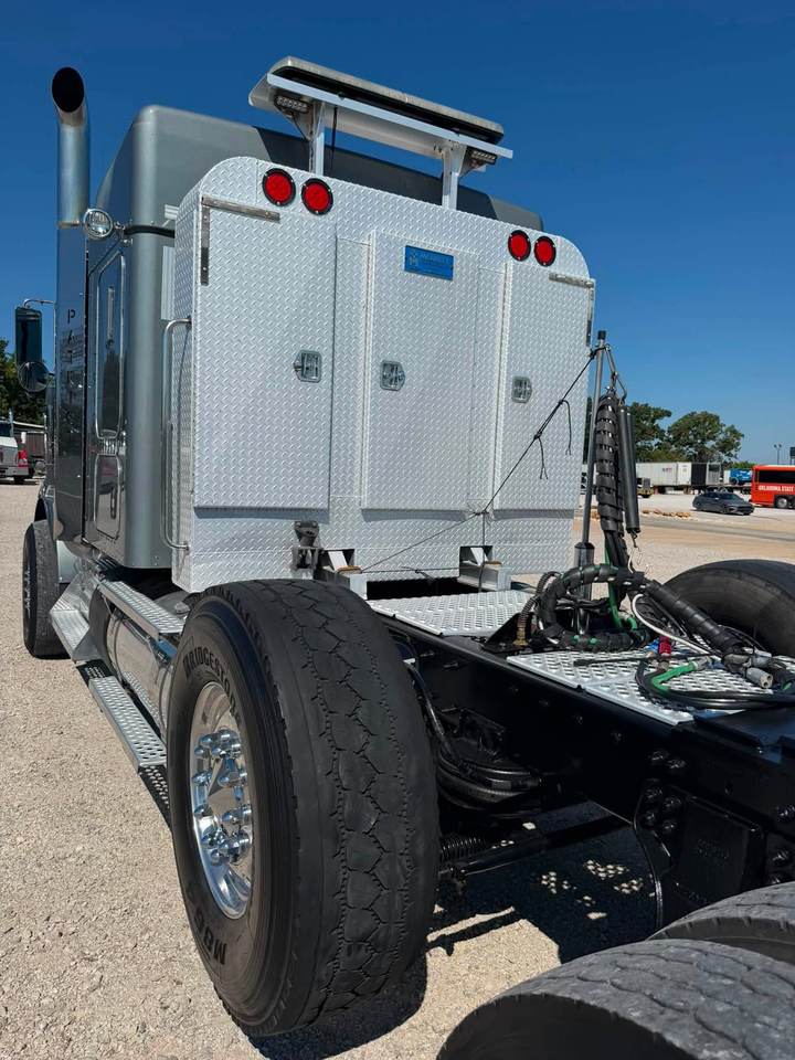 2023 Kenworth T800W 62" Flat Top Sleeper, exterior photo 3