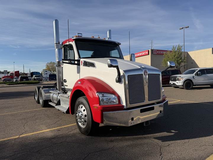 2023 Kenworth T880 Day Cab, exterior photo 1