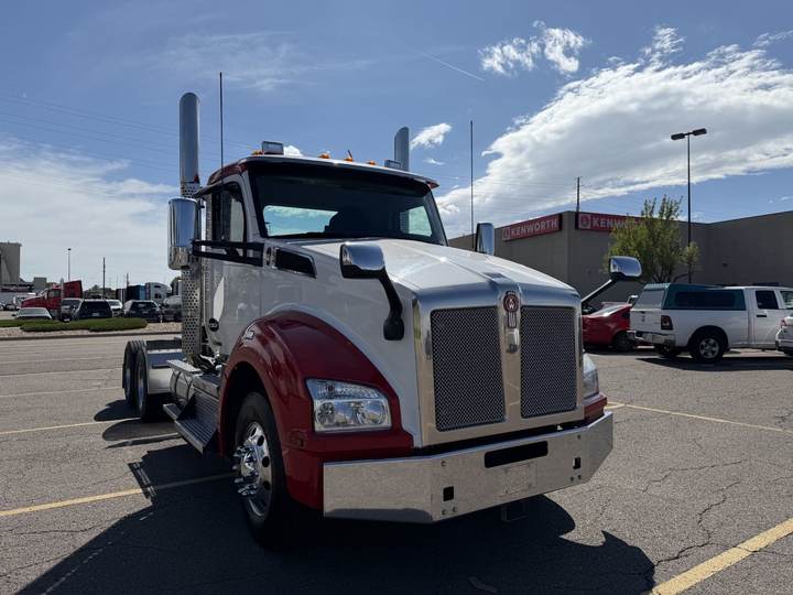 2023 Kenworth T880 Day Cab, exterior photo 1