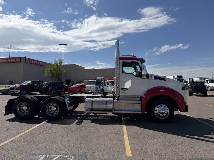 2023 Kenworth T880 Day Cab, exterior photo 2