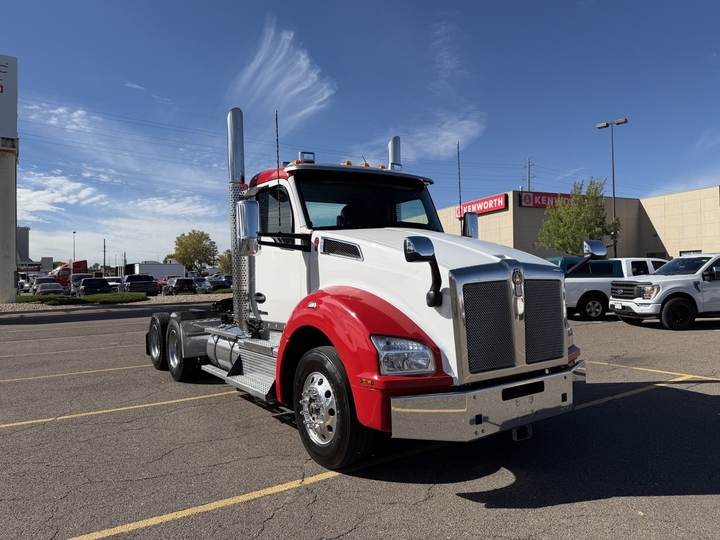 2023 Kenworth T880 Day Cab, exterior photo 1