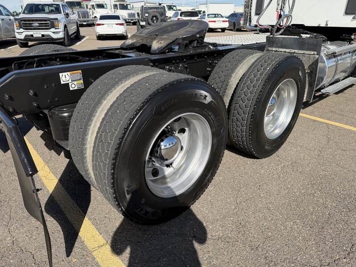 2023 Kenworth T880 Day Cab, exterior photo 3