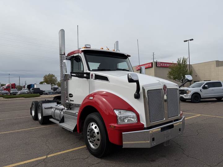 2023 Kenworth T880 Day Cab, exterior photo 1