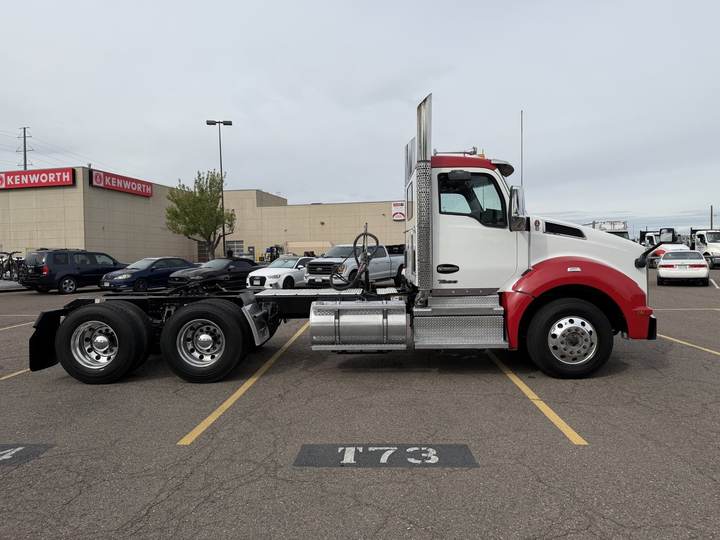 2023 Kenworth T880 Day Cab, exterior photo 2