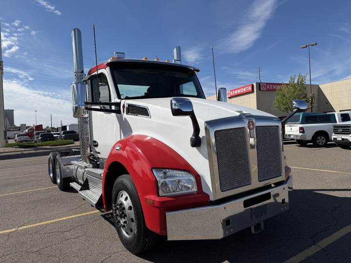 2023 Kenworth T880 Day Cab, exterior photo 1