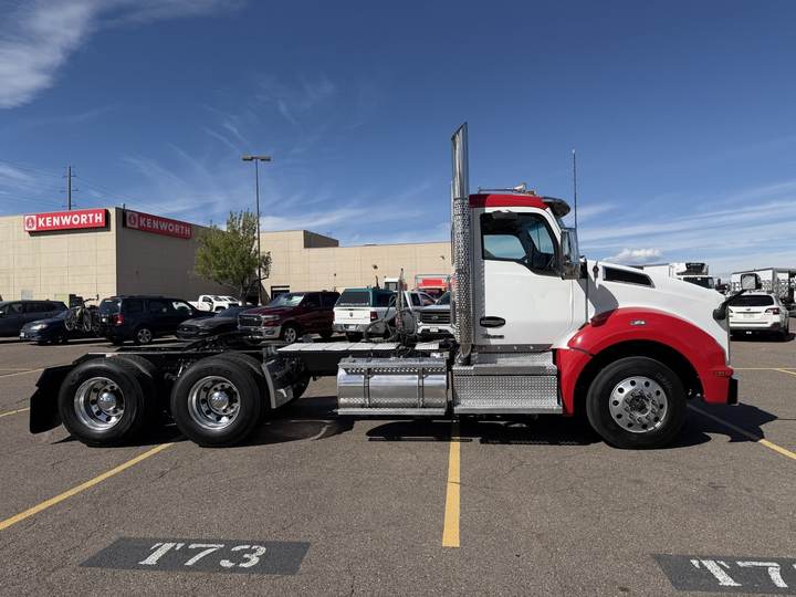 2023 Kenworth T880 Day Cab, exterior photo 2
