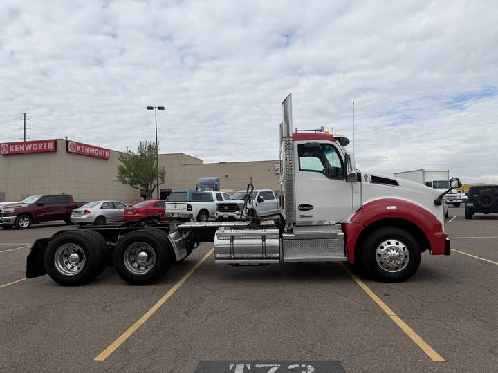 2023 Kenworth T880 Day Cab, exterior photo 2