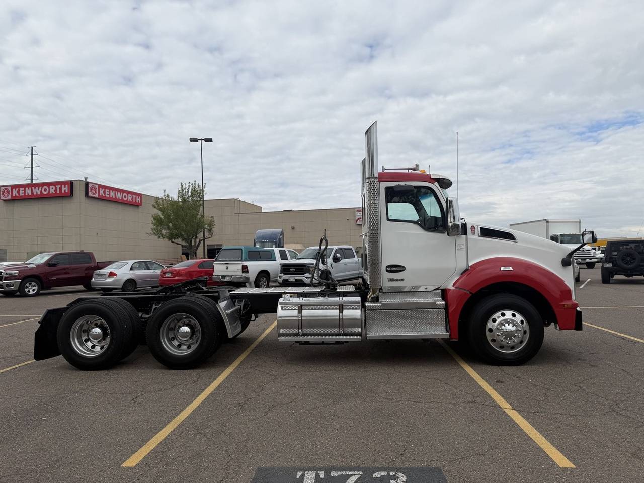 2023 Kenworth T880 Day Cab, exterior photo 2