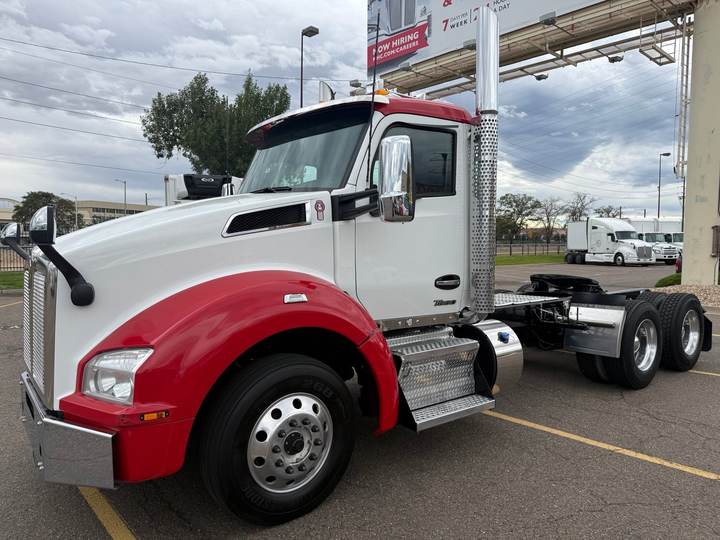 2023 Kenworth T880 Day Cab, exterior photo 2