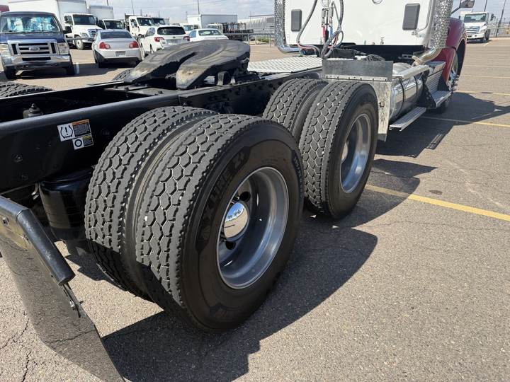 2023 Kenworth T880 Day Cab, exterior photo 3