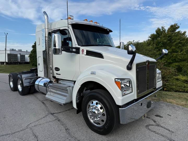 2023 Kenworth T880S 40" Flat Top Sleeper, exterior photo 1