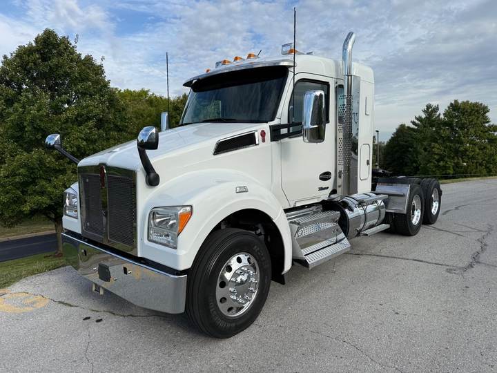2023 Kenworth T880S 40" Flat Top Sleeper, exterior photo 2