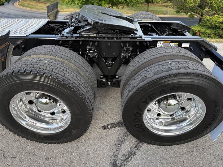 2023 Kenworth T880S 40" Flat Top Sleeper, exterior photo 3