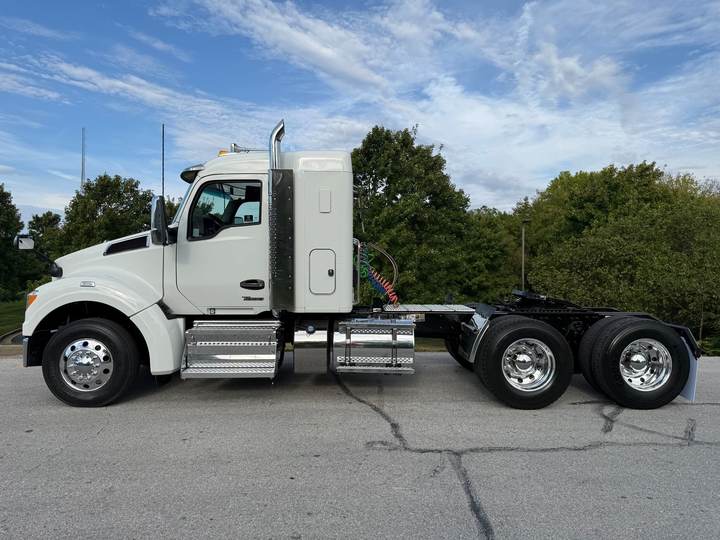 2023 Kenworth T880S 40" Flat Top Sleeper, exterior photo 4