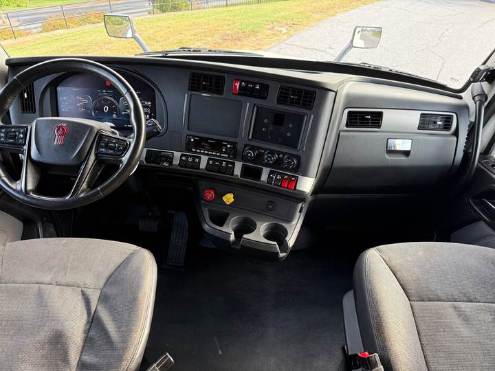 2023 Kenworth T880S 40" Flat Top Sleeper, interior photo 7
