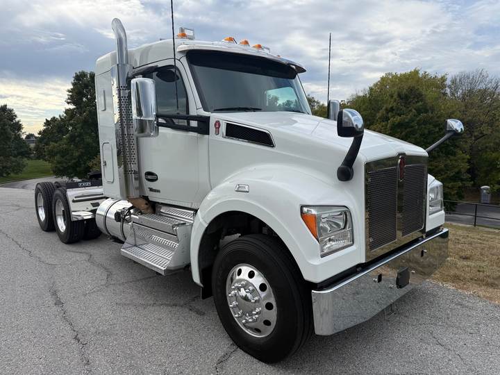 2023 Kenworth T880S 40" Flat Top Sleeper, exterior photo 1