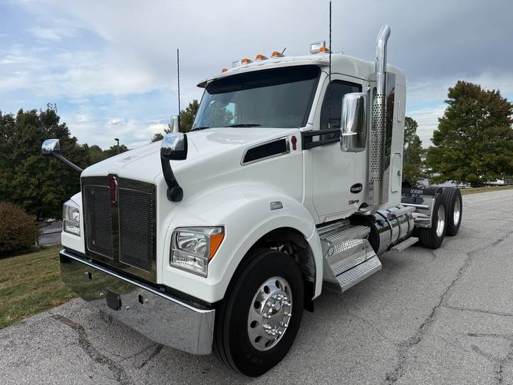 2023 Kenworth T880S 40" Flat Top Sleeper, exterior photo 2