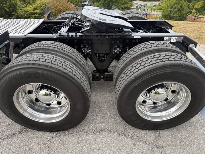 2023 Kenworth T880S 40" Flat Top Sleeper, exterior photo 3