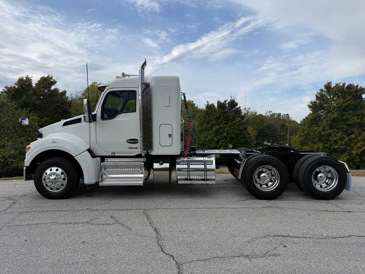 2023 Kenworth T880S 40" Flat Top Sleeper, exterior photo 4