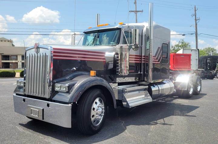 2023 Kenworth W900L 72" Flat Top Sleeper, exterior photo 2