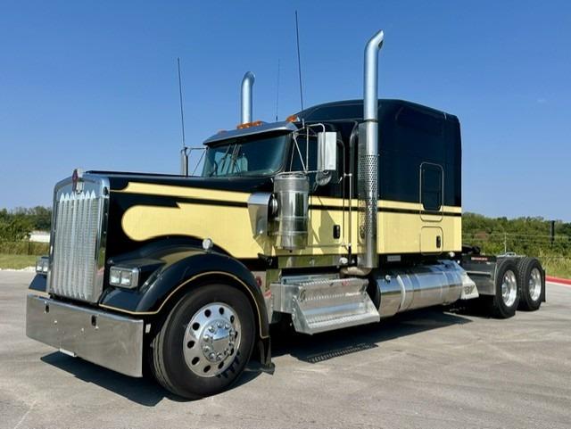 2023 Kenworth W900L 86" Studio Sleeper, front 3/4 driver side