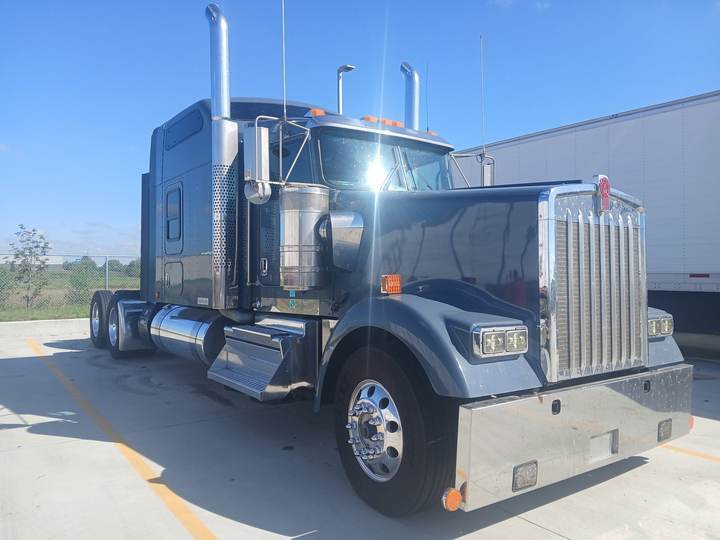 2023 Kenworth W900L 86" Studio Sleeper, exterior photo 1