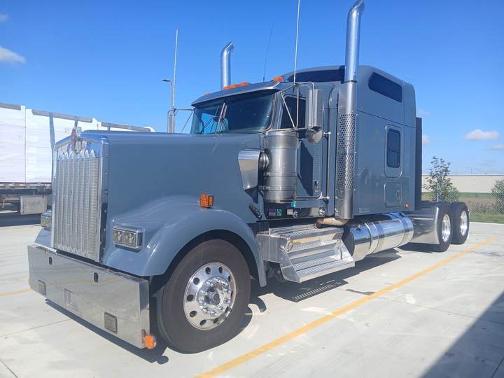 2023 Kenworth W900L 86" Studio Sleeper, exterior photo 2