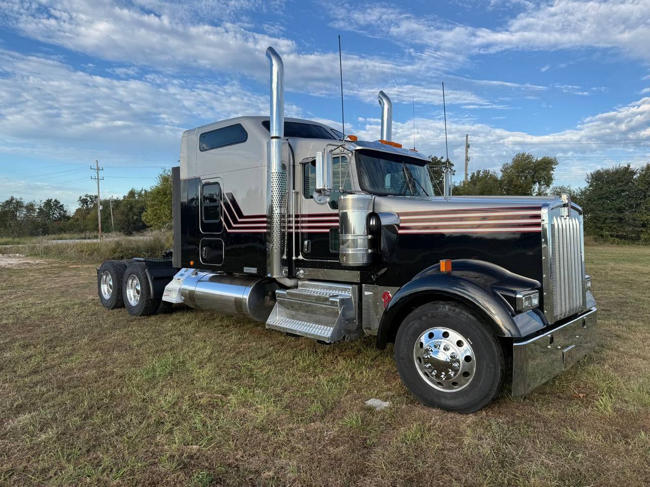 2023 Kenworth W900L 86" Studio Sleeper, exterior photo 1