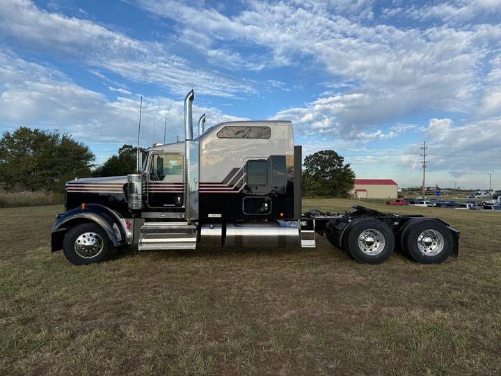 2023 Kenworth W900L 86" Studio Sleeper, exterior photo 5