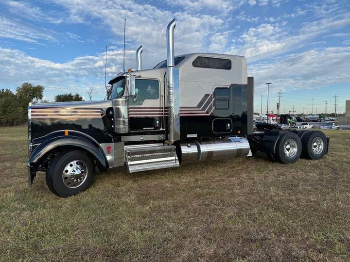 2023 Kenworth W900L 86" Studio Sleeper, exterior photo 6
