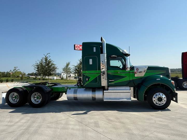 2023 Kenworth W990 52" Raised Roof Sleeper, exterior photo 1