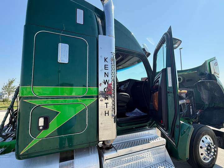 2023 Kenworth W990 52" Raised Roof Sleeper, exterior photo 4