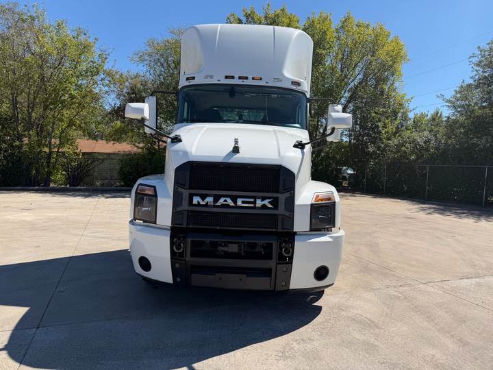 2023 Mack ANTHEM 64T Day Cab, exterior photo 3