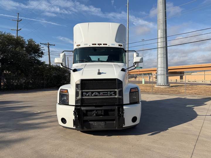 2023 Mack ANTHEM 64T Day Cab, exterior photo 3