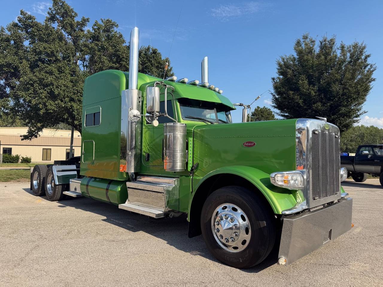 2023 Peterbilt 389 72" Mid Roof Sleeper, exterior photo 1