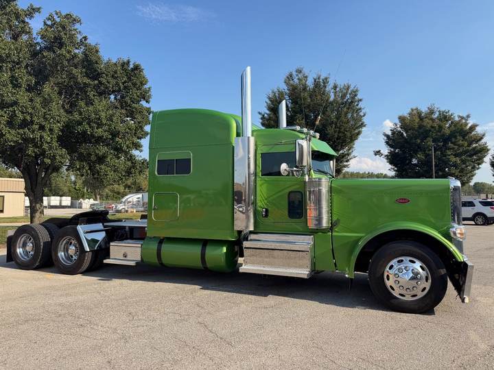 2023 Peterbilt 389 72" Mid Roof Sleeper, exterior photo 2