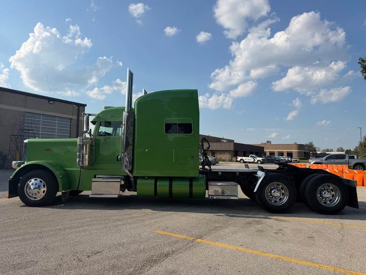 2023 Peterbilt 389 72" Mid Roof Sleeper, exterior photo 3