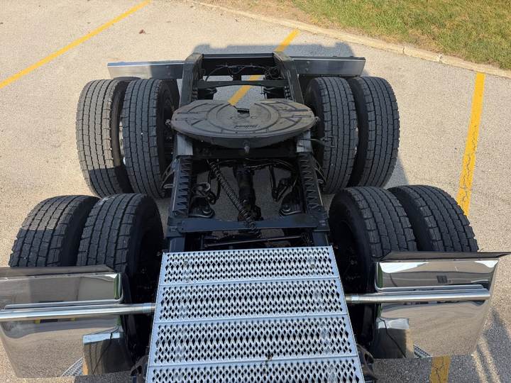 2023 Peterbilt 389 72" Mid Roof Sleeper, exterior photo 4