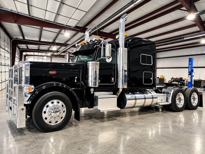 2023 Peterbilt 389 78" Raised Roof Sleeper, exterior photo 3