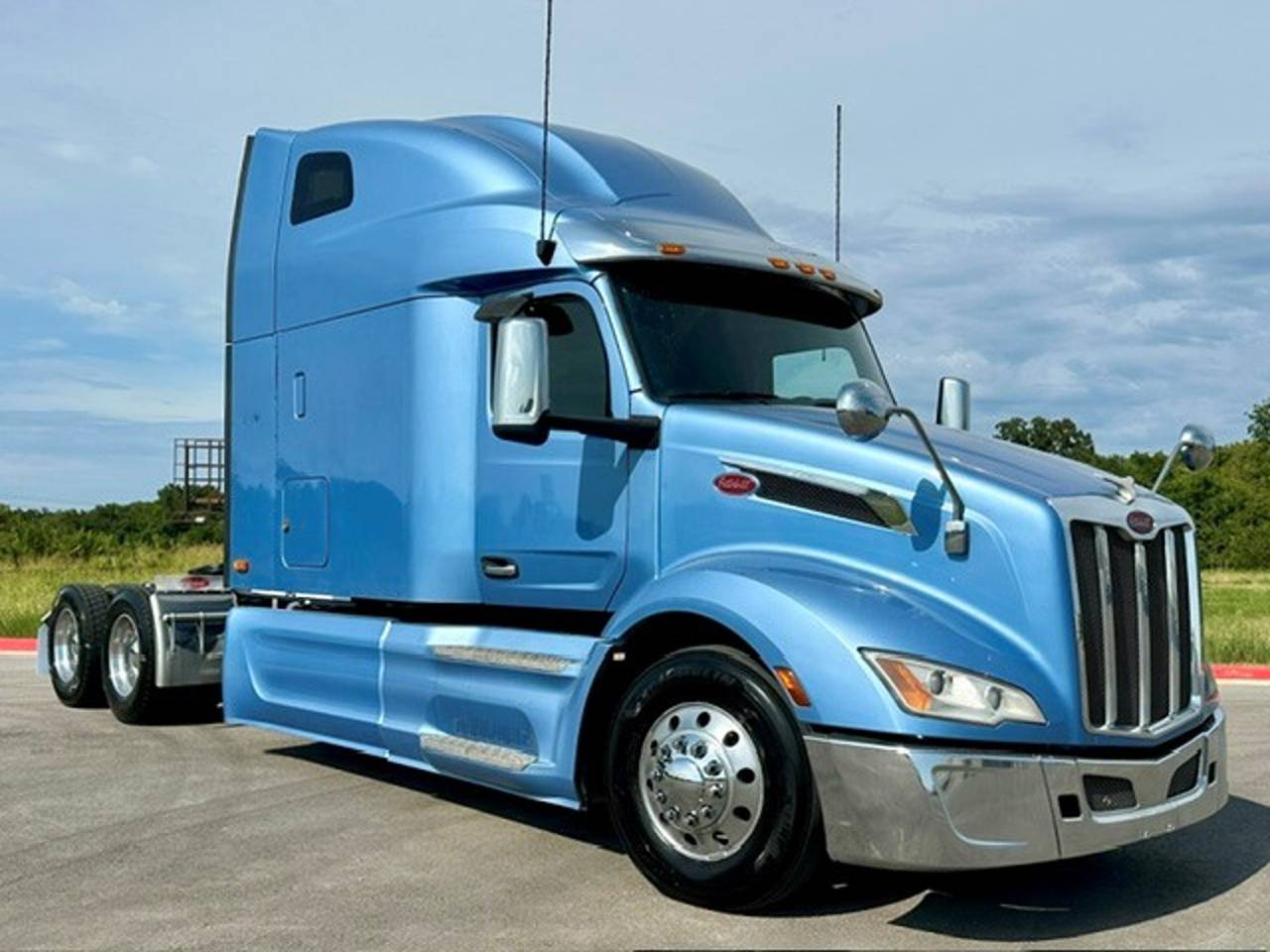 2023 Peterbilt 579 80" Raised Roof Sleeper, exterior photo 1